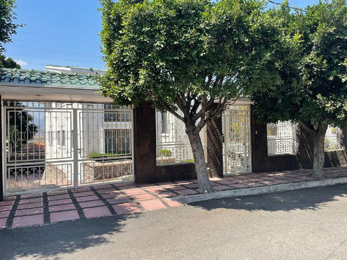 Casa En Venta En Villas De Irapuato, Irapuato, Gto.