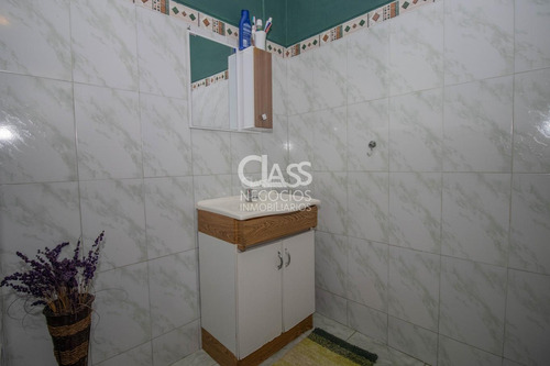 Venta Casa En Las Piedras, 2 Dormitorios, Gran Terreno.