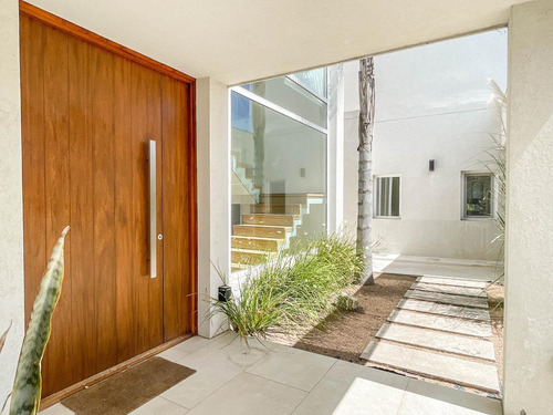 Imagen 11 de 30 de Gran Casa Moderna De Estilo 6 Dormitorios, Al Golf Del Barrio El Golf Nordelta