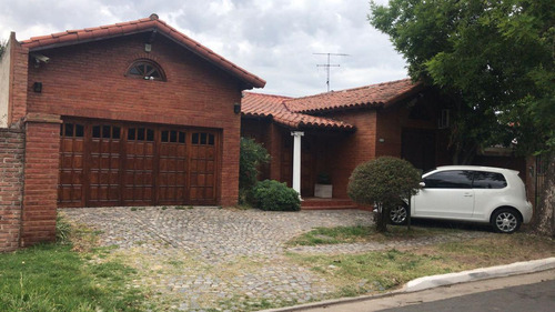 Casa En Venta - 4 Dormitorios 3 Baños - Cochera Parrilla Patio -600mts2 - Ciudad Evita