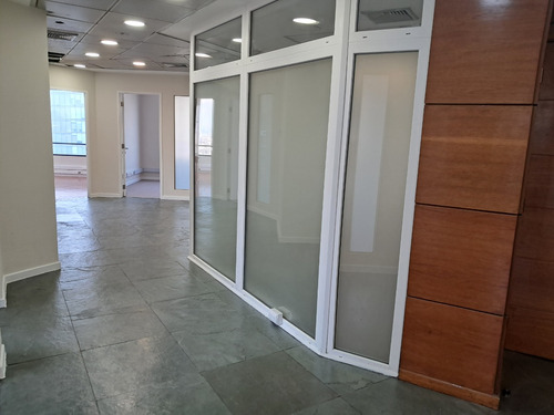 Amplia Oficina, Acceso Metro, Impecable. Uf 120 Mensual