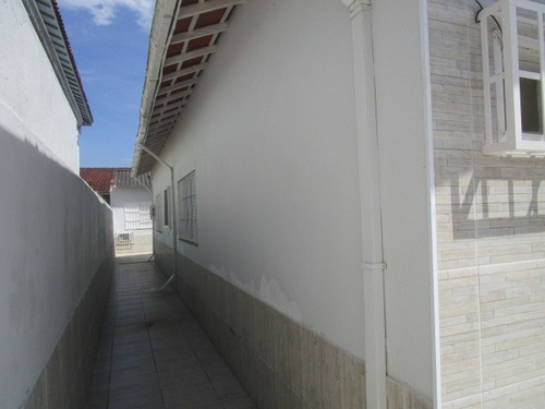 Excelente Casa, Isolada, Com Edícula, Espaço Para Piscina. Há 300 Metros Da Praia!