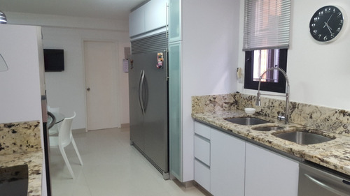 Imagen 13 de 30 de Los Naranjos Espectacular Calle Privada. Vigilancia. 350mts 6h6b4p Instagram:@inmuebleslosnaranjos 04143057302 04142695974