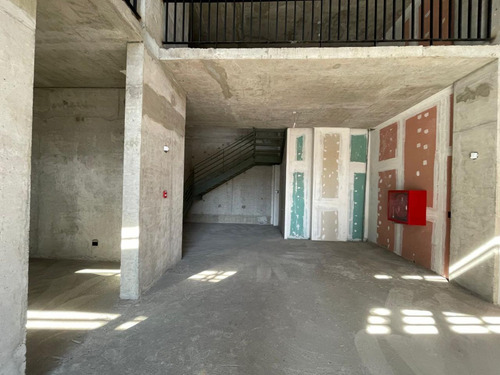 Arriendo Local Comercial De 107,48 M2 + 62,94 M2 De Altillo,
