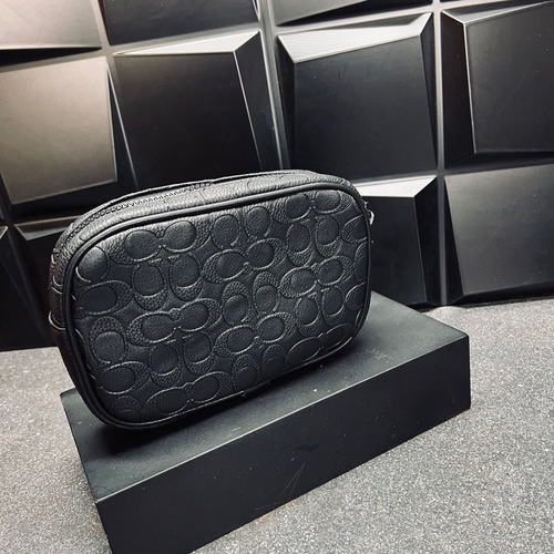 Neceser Cosmetiquera Unisex Sobaquera Con Cierre Y Muñequera Negro Grabado