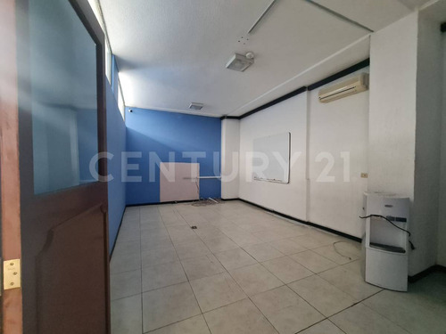 Local Comercial Con Oficinas Y Bodega En Colonia Chulavista Puebla