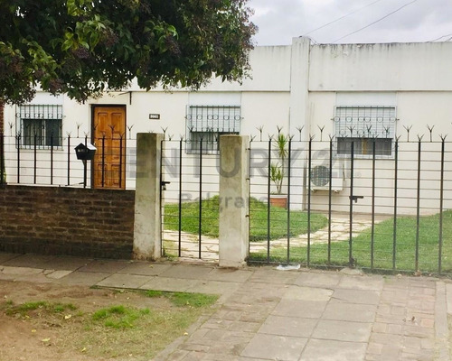 Oportunidad Cómoda Casa 3/4 Dormitorios, 2 Baños Y Jardín