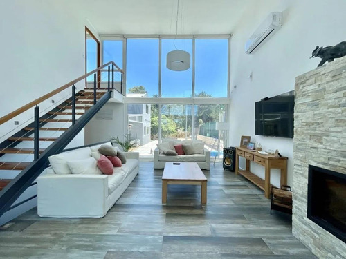 Casa En Venta - 5 Dormitorios 4 Baños - 1.000mts2 - Canelones, Uruguay