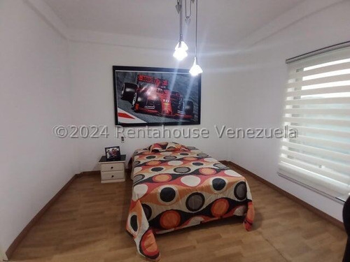 Hermosa Casa Con Estilo Moderno, De Dos Niveles, Cuenta Con Hall De Entrada, Sala De Estar, Tres Dormitorios Con Baños Y Vestier , Una Habitación Solo Con Baños, Un Medio Baños, Family Room