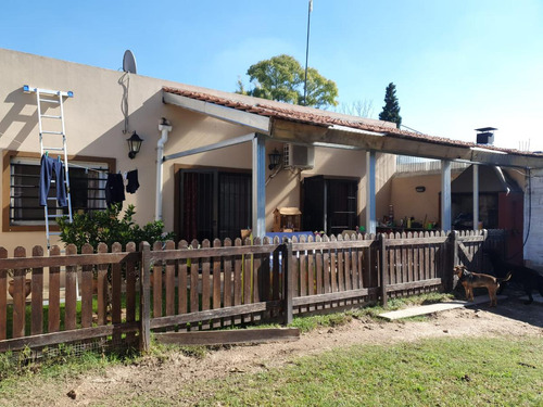 Casa En Venta - 2 Dormitorios 1 Baño - Cocheras - 2750mts2 - La Plata