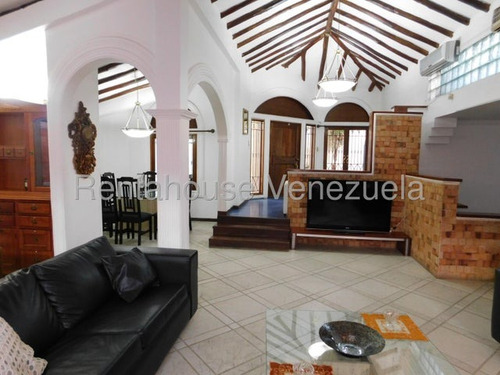 Fredxia Castillo Vende Amplia Casa, Amoblada Y Con Piscina En La Avenida Los Abogados De Barquisimeto # 25-11394