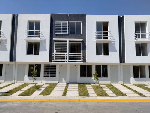 Casa De 4 Recamaras En Desarrollo Privado Con Acceso Controlado Y Casa Club Con Alberca
