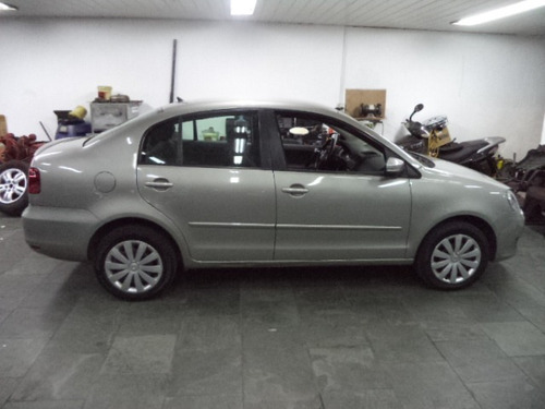 Volkswagen Polo Sedan 1.6 8v Vht Comfort Total Flex Completo