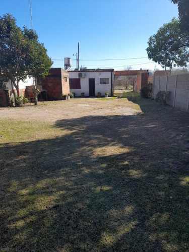 Dos Casas Habitables A Refaccionar Sobre Terreno De 900m2
