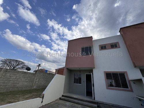 Casa En Venta Cabudare Monte Alto Los Rastrojo Codigo 2  4  1  8  2  4  8  Mildred Moderno Townhouse En Venta Un Muy Seguro Y Tranquilo Urbanismo. Completamente Seguro Con Vigilancia 24/7.