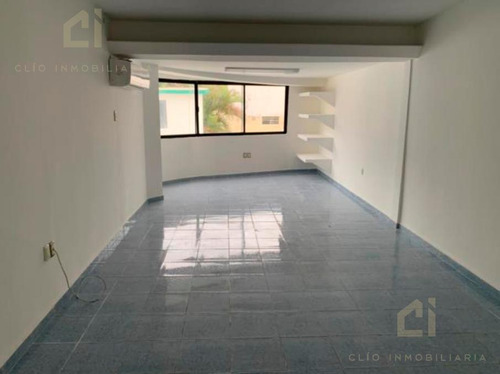 Amplia Propiedad En Renta Para Uso De Oficina, Cuenta Con 3 Privados, Bodega Y Recepción Climatizada