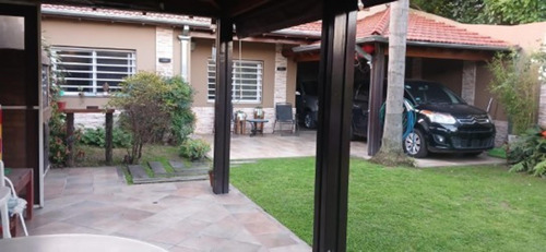 Venta Casa 5 Ambientes Con Jardin,quincho Y Cochera Cubierta