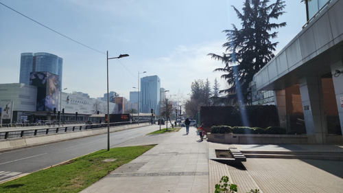 Local Manquehue Sur 78 Metros