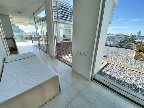 Imagen 24 de 30 de Gran Pent Couse En Primera Fila - Punta Del Este Brava