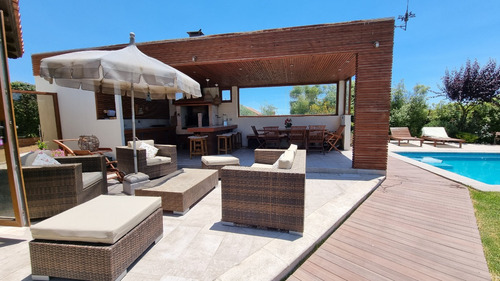 Gran Casa Familiar Con Piscina, Jardín, Quincho
