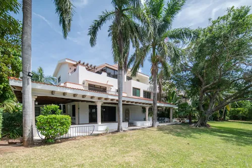 Casa En Venta Y Renta En Pok Ta Pok, Zona Hotelera, Cancún