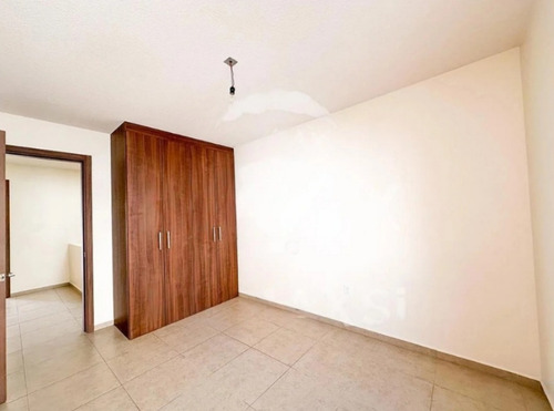 Casa A Precio De Oportunidad! 4 Recámaras, 3 Niveles, Zibatá, Qro. Am