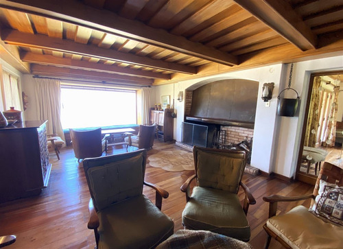 Casa En Venta De 6 Dorm. Frente A La Playa De Zapallar