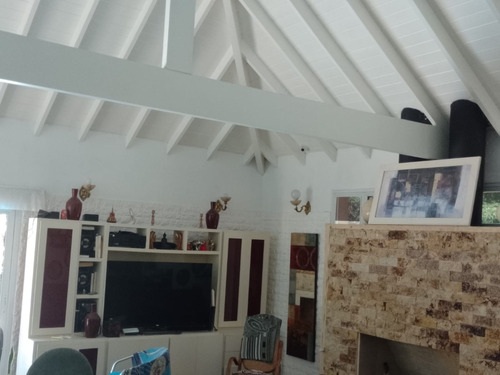 Casa En Venta De 3 Dormitorios C/ Cochera En El Lauquen