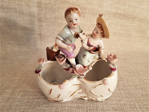 Antiguo Violetero Con Pareja De Niños En Porcelana