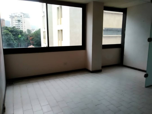 Imagen 5 de 5 de Acogedor Oficina, Con Iluminación Natural, Área 20,65 M2, Cuenta Con Tres Cubículos, Lineal Cantv Y Baño En Pasillo.