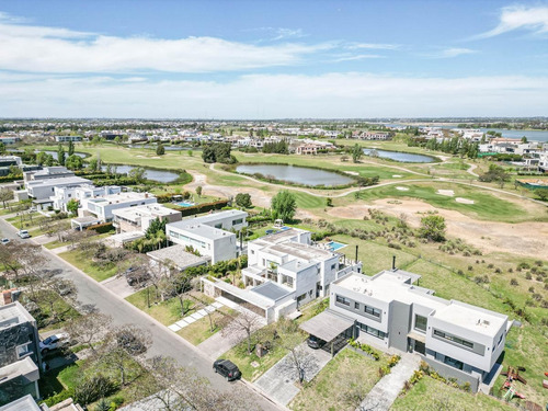 Imagen 3 de 30 de Gran Casa Moderna De Estilo 6 Dormitorios, Al Golf Del Barrio El Golf Nordelta