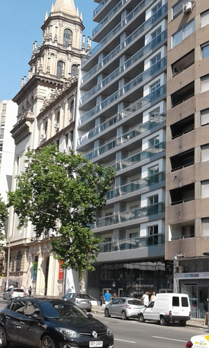 Monoambiente Al Frente En 18 De Julio Con Garaje. 094461229