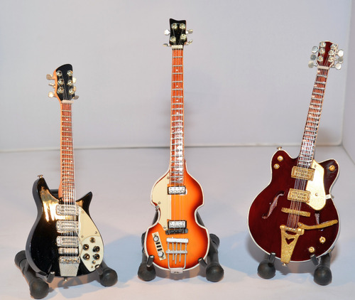 Figuras De Coleccion Guitarras Y Bajo The Beatles Scala