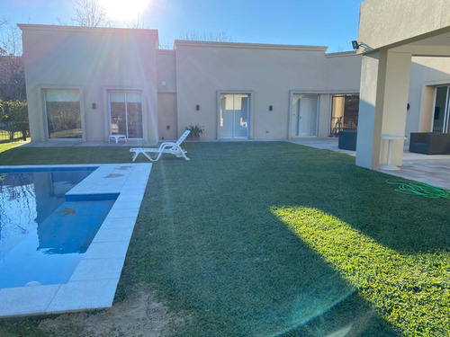 Casa En Venta En Barrio Cerrado Santa Ana Moreno