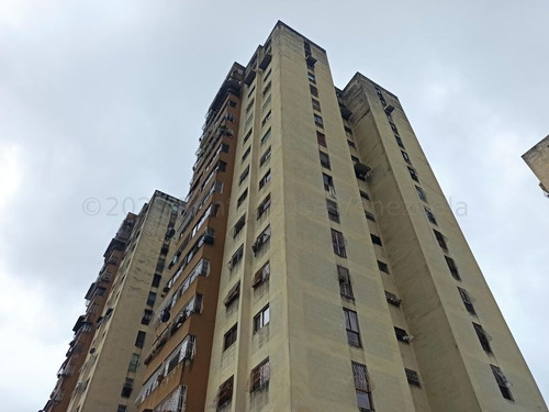 Acogedor Y Amplio Apartamento En Venta El Encanto, Los Teques 22-24046
