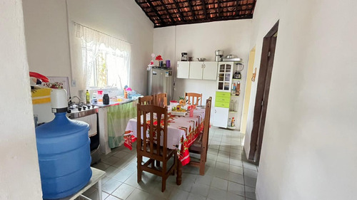 Casa De 6 Cômodos Com Área Livre