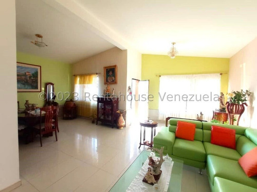 Julio Latouche 24-7529 Casa En Venta Trigal Sur Valencia, Amplia, Cómoda, Totalmente Re-modelada, Tanque Subterráneo