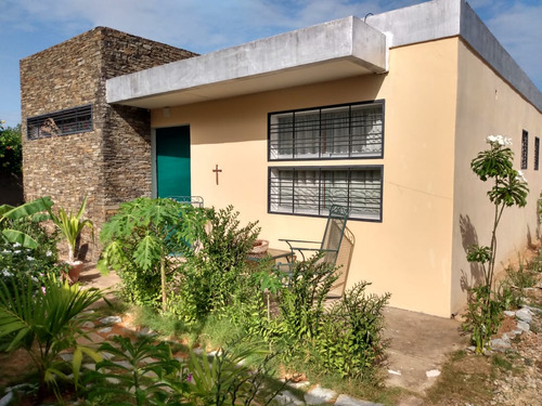 Casa En La Vía Principal De Guacuco, Arismendi, Con Terreno, Ideal Para Crear Jardines, Huertos Y Tener Animales  Ic-00027