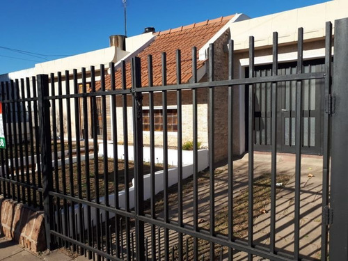 Casa De Tres Dormitorios En Barrio Chateau Carreras, Córdoba
