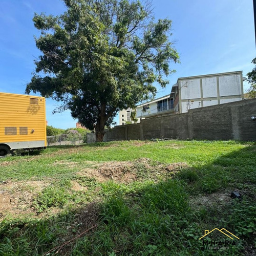 Terreno En Venta En La Urbanizacion Caribe Con Muro Perimetral Servicios Y Fachada