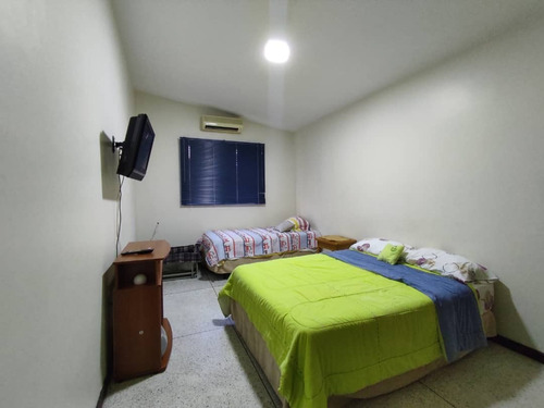 Imagen 9 de 22 de Adriana Atienzo Vende | Apartoquinta En Urb. Prebo (foc-1089)