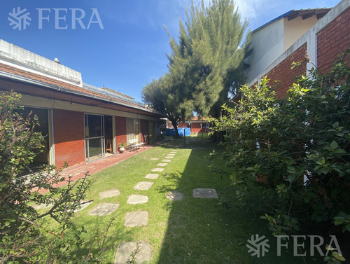 Venta De Casa Con Cochera Y Quincho En Villa Domínico