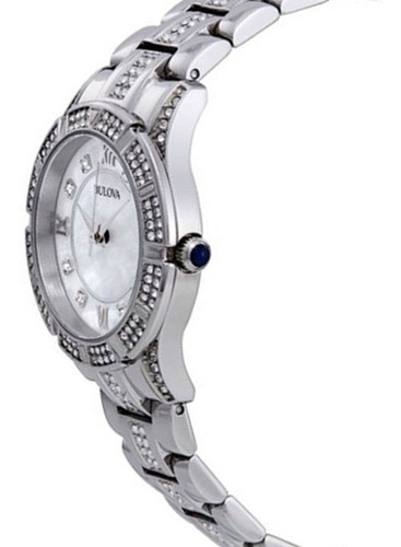 Reloj Bulova 96l116, bisel y pulsera con Swarovski. Color de la correa: plata con bisel Swarovski. Color de fondo: plata con cristales. Color de fondo: blanco perlado.