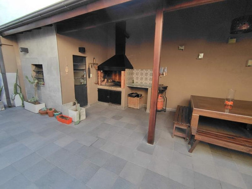 Casa De Cuatro Ambientes, En Venta - Haedo -