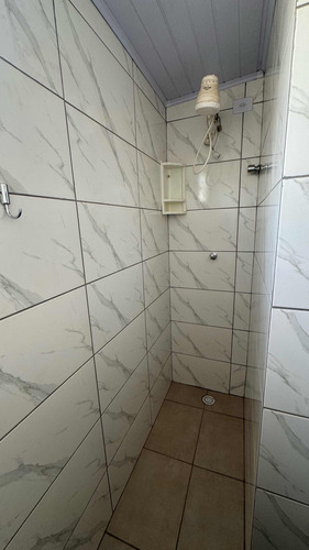 Aluga-se Casa Com 2 Quartos E Amplo Quintal