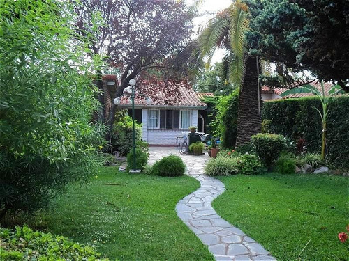 Imagen 2 de 6 de Chalet Clasico Venta - Castelar Norte - Amplio Lote - Permuta