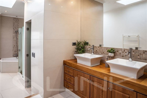 Casa En Venta De 5 Dorm. En Las Condes