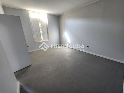 Casa En Venta De 5 Dorm. En Santiago