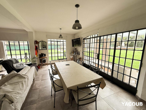 Casa En Venta - 3 Dormitorios 3 Baños - 2.100mts2 - Villa Elisa