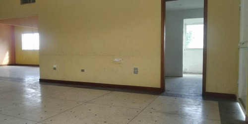 Imagen 10 de 17 de Av. Raúl Leoni Quinta Gina, Frente Al Polideportivo A Una Cuadra Antes De La Av. Bolivar